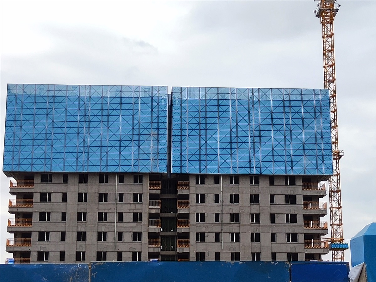 建筑工地上使用全鋼爬架網需要注意哪些問題？