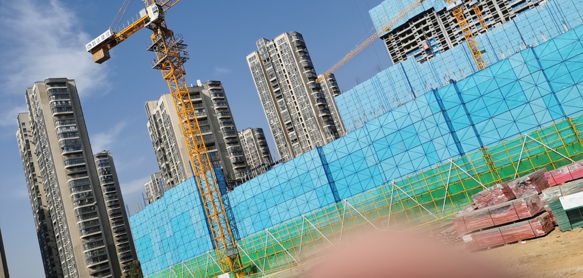 現在建筑施工為什么都在用爬架？