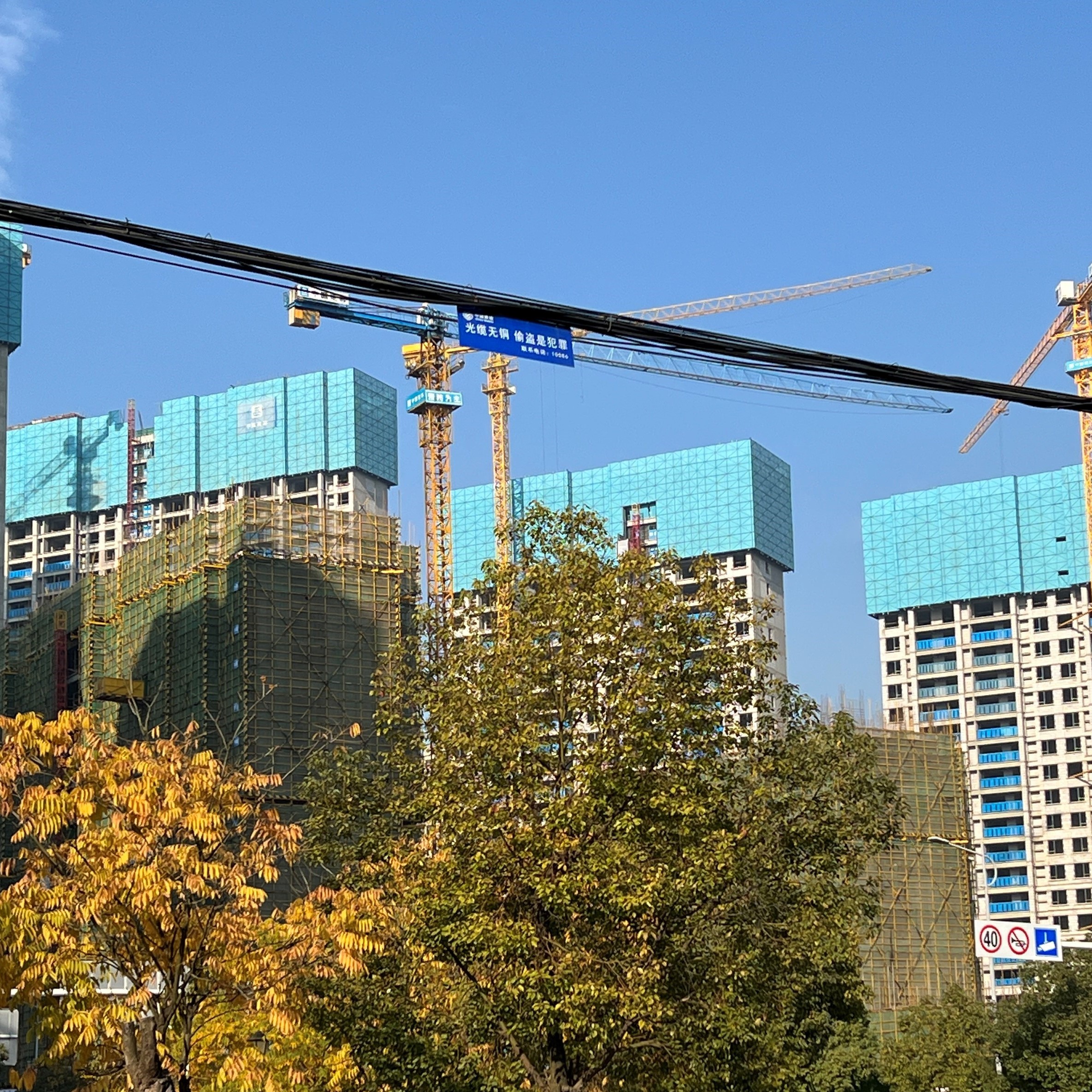 為什么現在建筑施工單位用半鋼爬架的少？