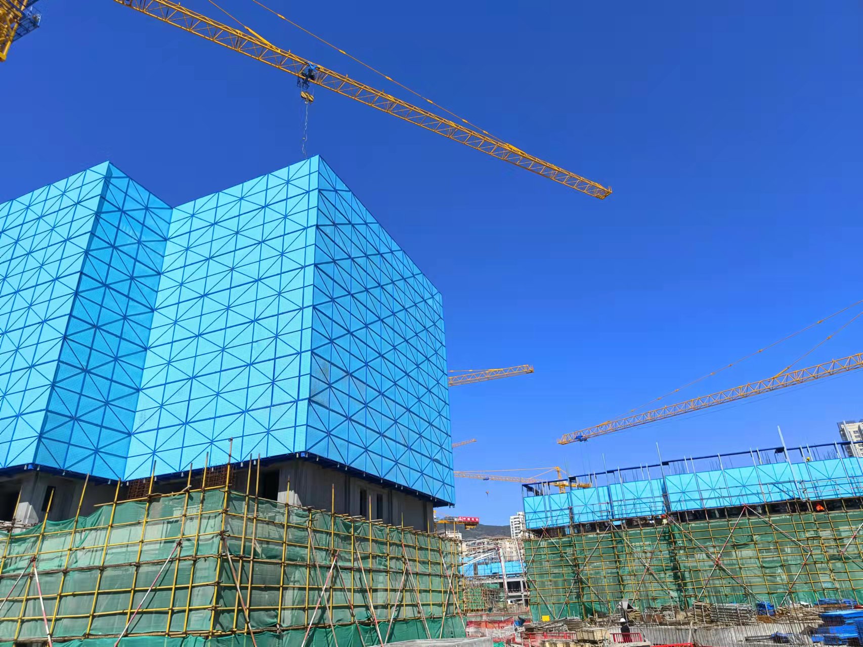 高層建筑使用爬架會大大節(jié)約成本、縮短工期